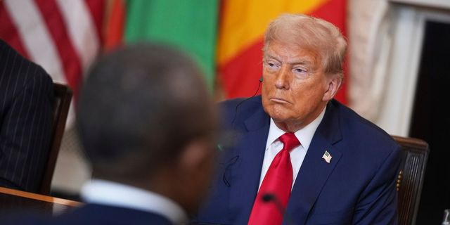 Ο Τραμπ απειλεί να επιβάλει δασμούς σε φάρμακα και τσιπάκια