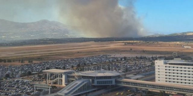 Πιθανές ακυρώσεις πτήσεων στο “Ελ. Βενιζέλος” λόγω της φωτιάς σε Ραφήνα – Σπάτα