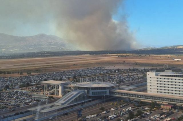 Πιθανές ακυρώσεις πτήσεων στο “Ελ. Βενιζέλος” λόγω της φωτιάς σε Ραφήνα – Σπάτα
