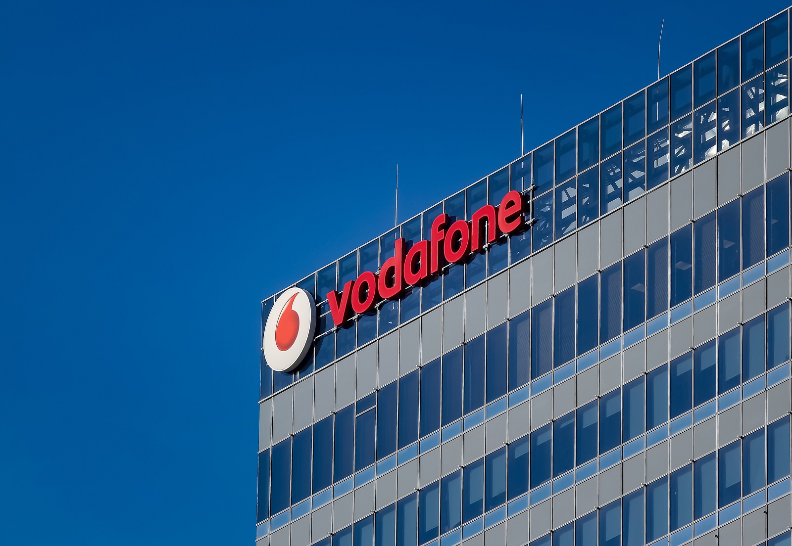 Vodafone Ελλάδος: Αυξημένα έσοδα στο τρίμηνο – Στο επίκεντρο η συμφωνία με τη ΔΕΗ για τις οπτικές ίνες
