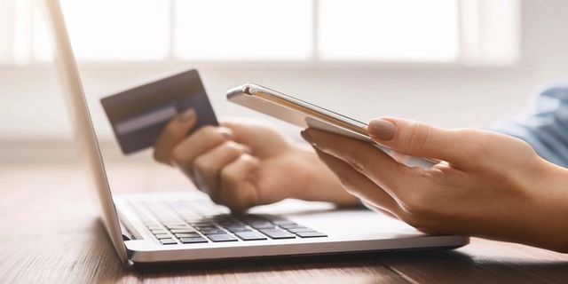 Άνοιξαν οι αιτήσεις για το voucher 750 ευρώ σε εργαζομένους