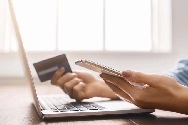 Άνοιξαν οι αιτήσεις για το voucher 750 ευρώ σε εργαζομένους