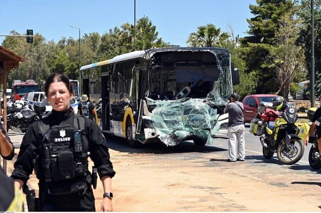 Βούλα: Τουλάχιστον 47 τραυματίες από τη σύγκρουση δύο λεωφορείων