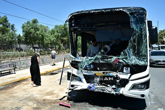 Καραμέρος κατά Κυρανάκη για τα ατυχήματα με λεωφορεία