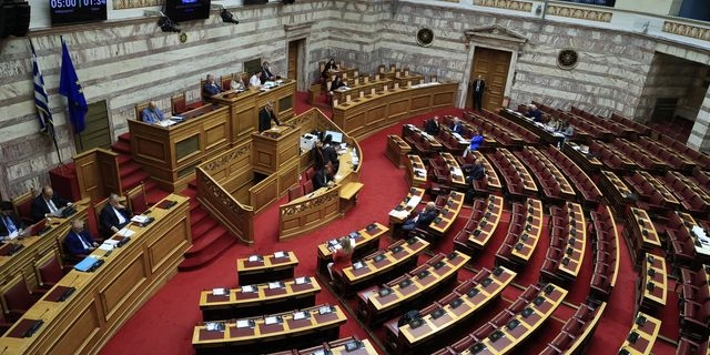 Βουλή: Υπερψηφίστηκε η τροπολογία της ντροπής για το μεταναστευτικό