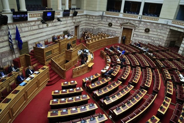 Βουλή: Υπερψηφίστηκε η τροπολογία της ντροπής για το μεταναστευτικό