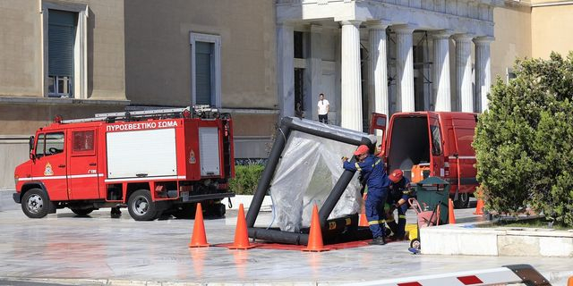 Φαρσοκωμωδία με απειλητικό φάκελο στη Βουλή και ιστορίες για… Ρώσους