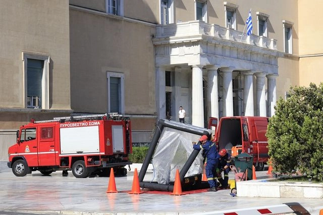 Φαρσοκωμωδία με απειλητικό φάκελο στη Βουλή και ιστορίες για… Ρώσους
