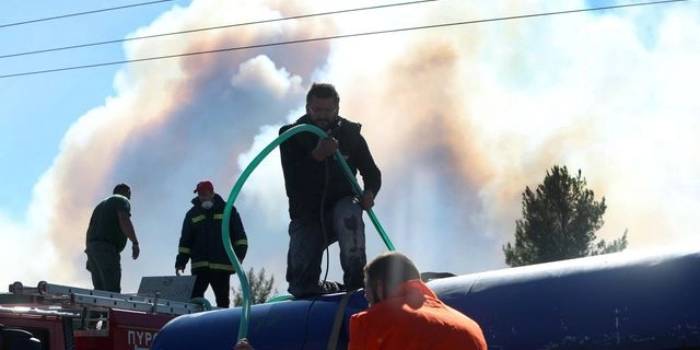 Χαλκιδική: Σε ύφεση η φωτιά στη Βουρβουρού – Παραμένουν ισχυρές πυροσβεστικές δυνάμεις