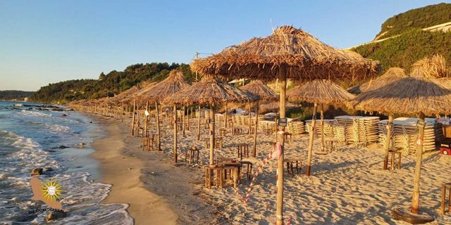 Χαλκδική: Απομακρύνθηκαν 700 ξαπλώστρες και 300 ομπρέλες από την παραλία Αφύτου