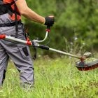 Άνδρας εκτελεί εργασίες με χορτοκοπτικό (φωτογραφία αρχείου)