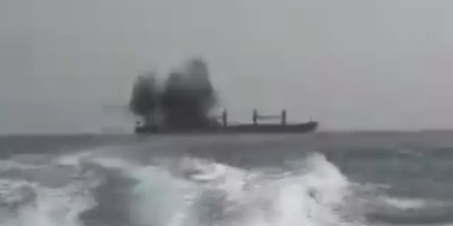 Υεμένη: Βίντεο από την στιγμή που οι Χούθι χτυπούν το ελληνόκτητο πλοίο Magic Seas