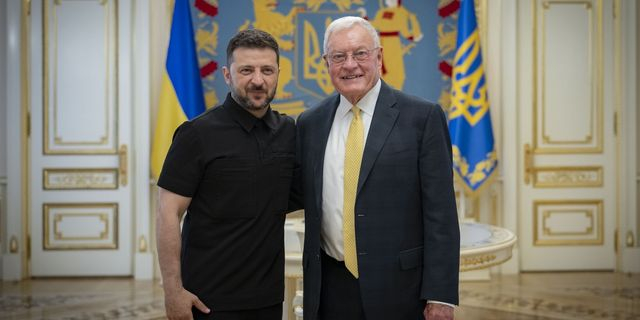 Ο Ζελένσκι δηλώνει ότι είχε μια “παραγωγική” συνάντηση με τον απεσταλμένο των ΗΠΑ