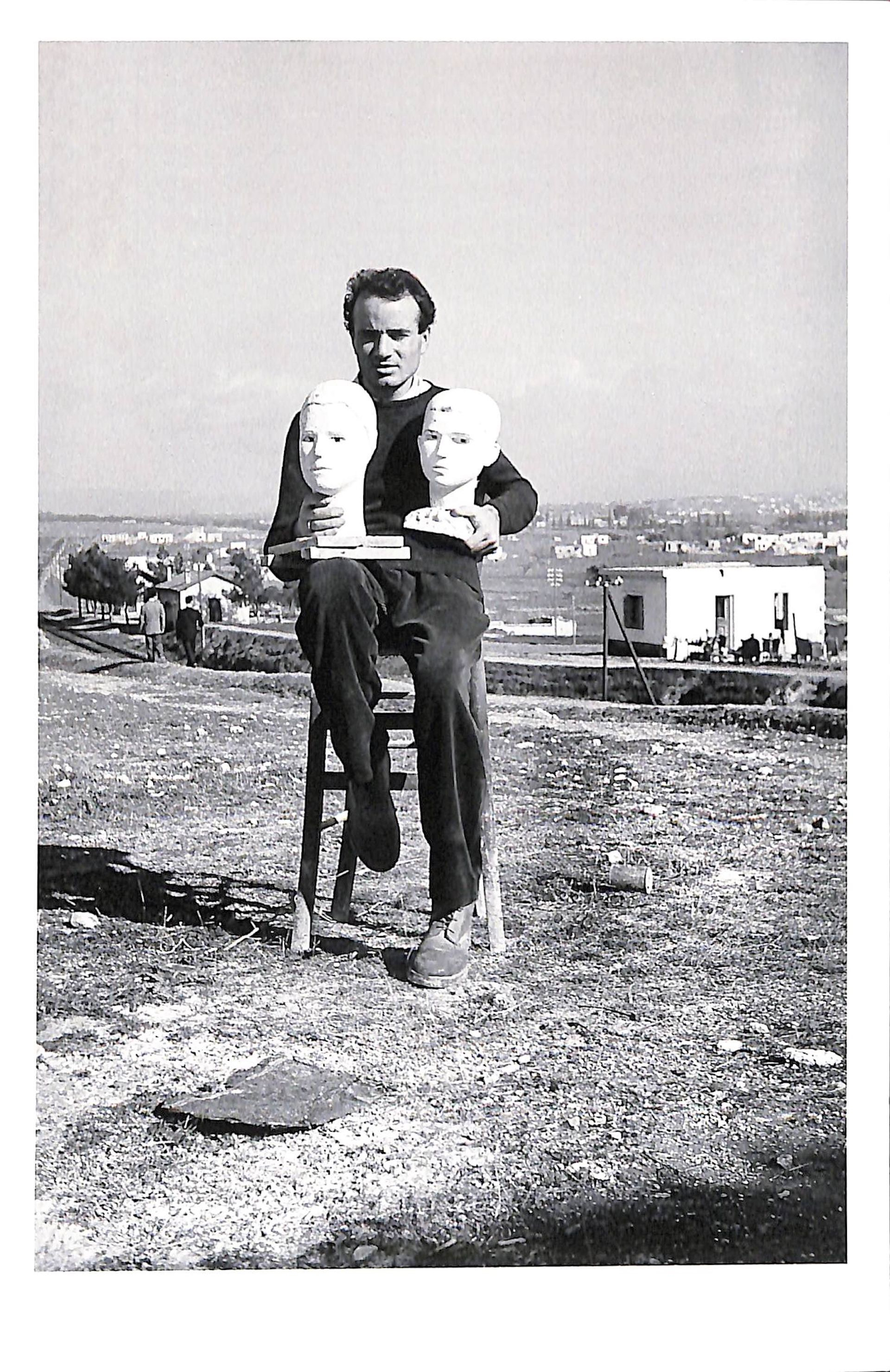 Ο Takis στην Ανακασα με δυο γυψινες προτομες.