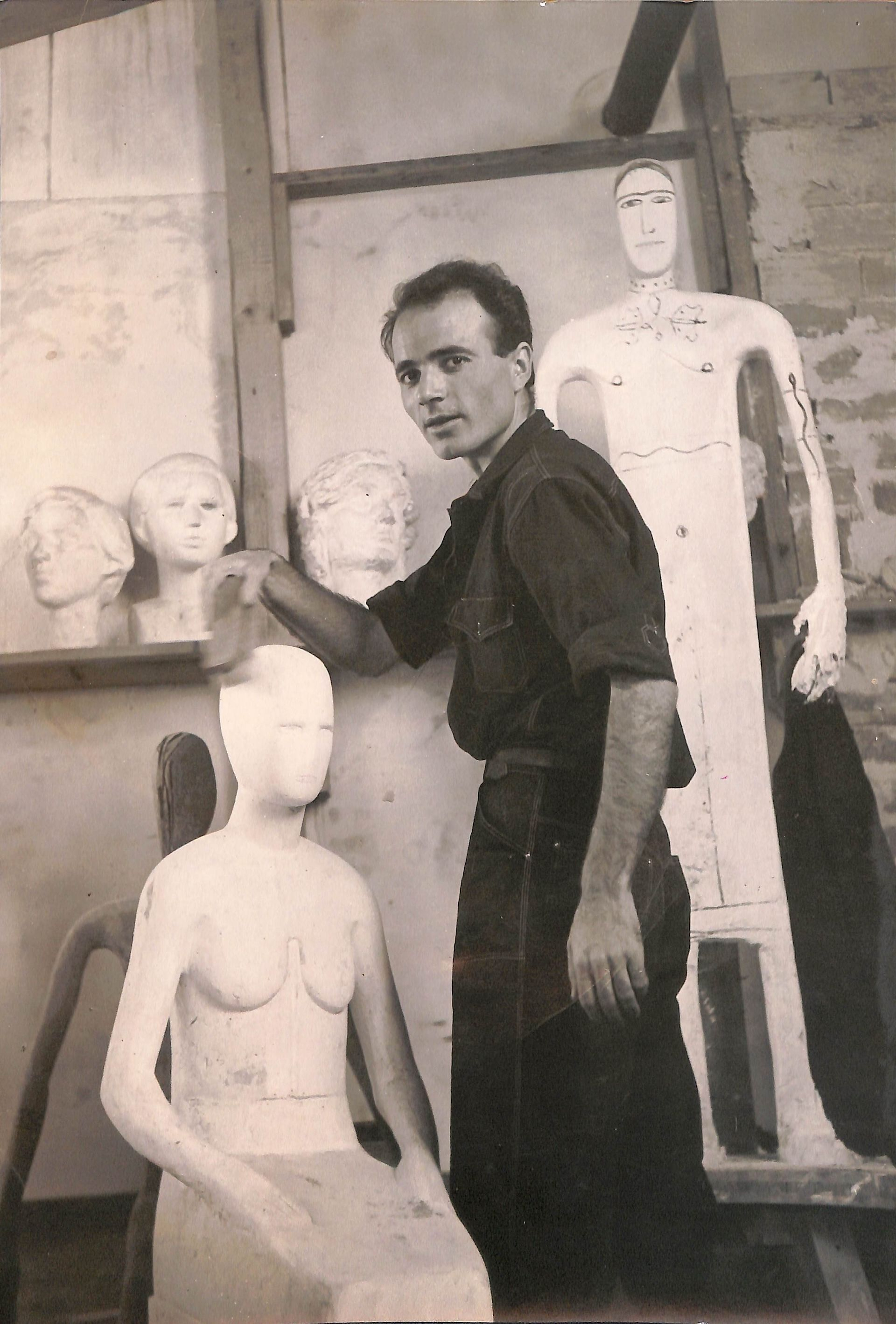 Ο Takis στο εργαστηριο του στην Ανακασα με γυψινα εργα του, 1952.