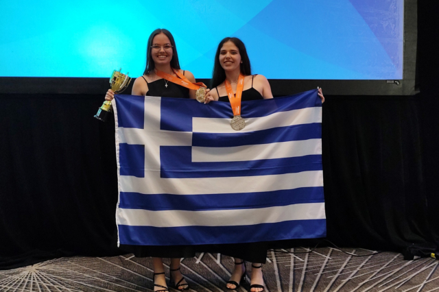Οι πρωταθλήτριες του διαγωνισμού Ελένη Καρακασίδου και Κυριακή Πέτσα