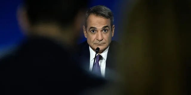 Σπάνε τα μέτωπα, κρυφογελάει ο Μητσοτάκης…