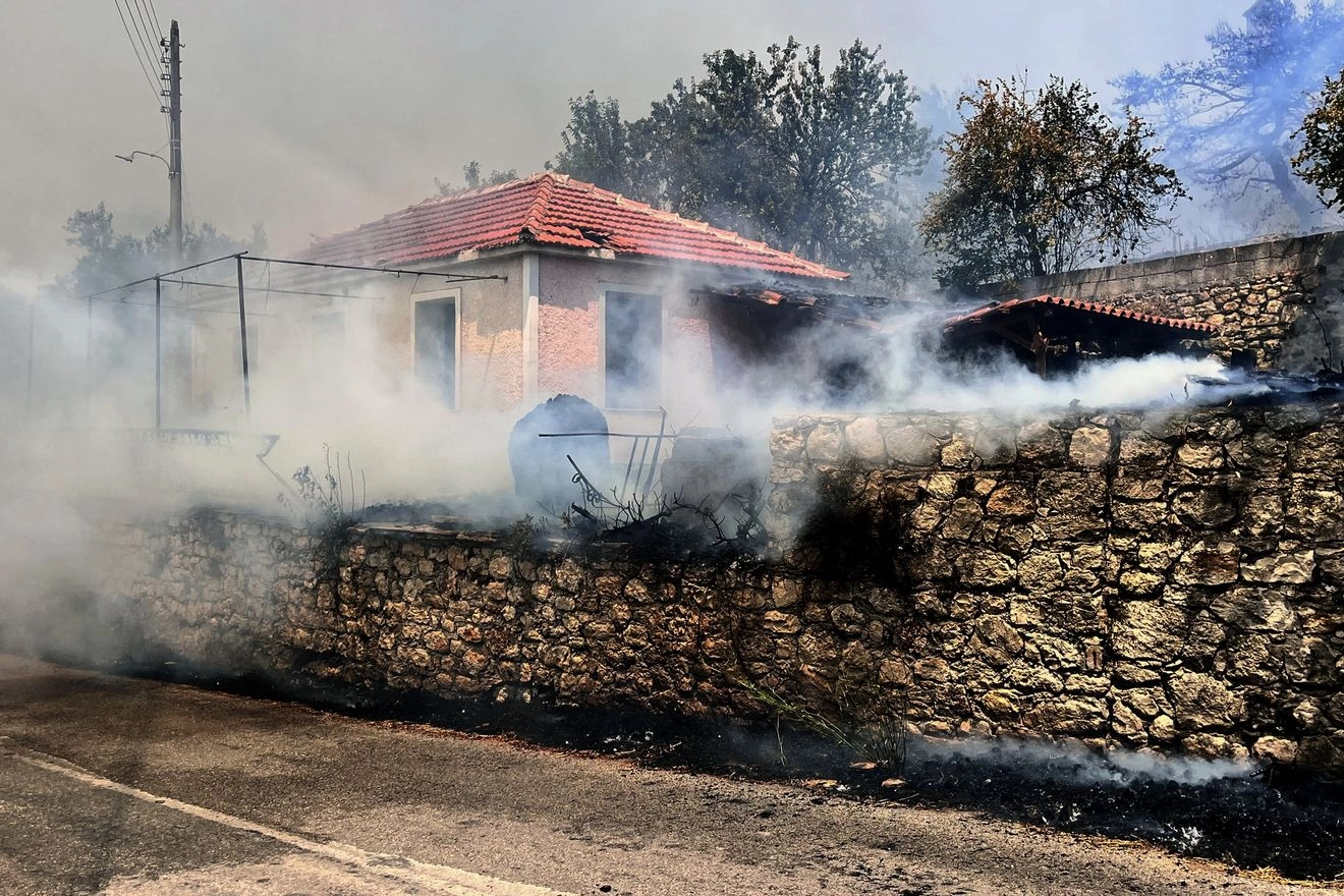 Σπίτι καίγεται κατά τη διάρκεια φωτιάς που ξέσπασε στην κοινότητα Αγαλά στη Ζάκυνθο