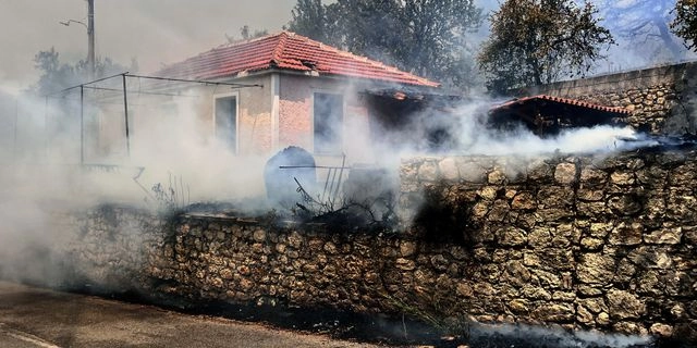 Σπίτι καίγεται κατά τη διάρκεια φωτιάς που ξέσπασε στην κοινότητα Αγαλά στη Ζάκυνθο