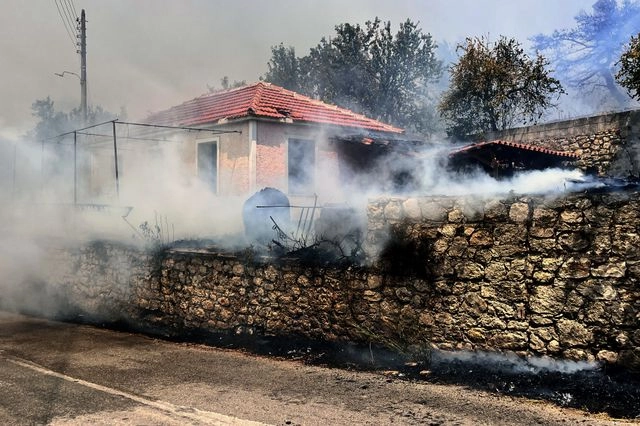 Σπίτι καίγεται κατά τη διάρκεια φωτιάς που ξέσπασε στην κοινότητα Αγαλά στη Ζάκυνθο