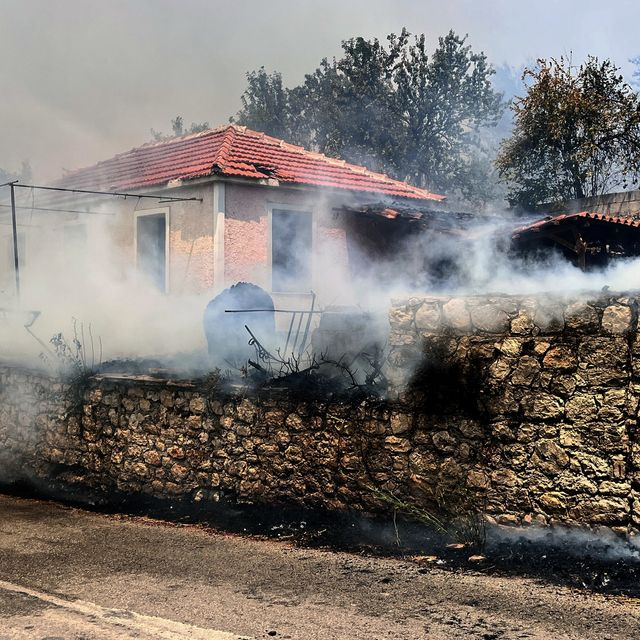 Σπίτι καίγεται κατά τη διάρκεια φωτιάς που ξέσπασε στην κοινότητα Αγαλά στη Ζάκυνθο