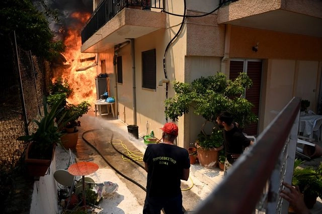 Η αντιπολίτευση, “δείχνει” τις ευθύνες της κυβέρνησης για τις φωτιές