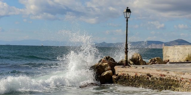Καιρός: Επιμένουν οι ισχυροί άνεμοι – Πού θα φτάσουν τα 7 μποφόρ