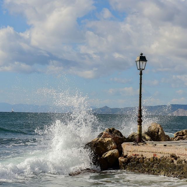 Καιρός: Επιμένουν οι ισχυροί άνεμοι – Πού θα φτάσουν τα 7 μποφόρ