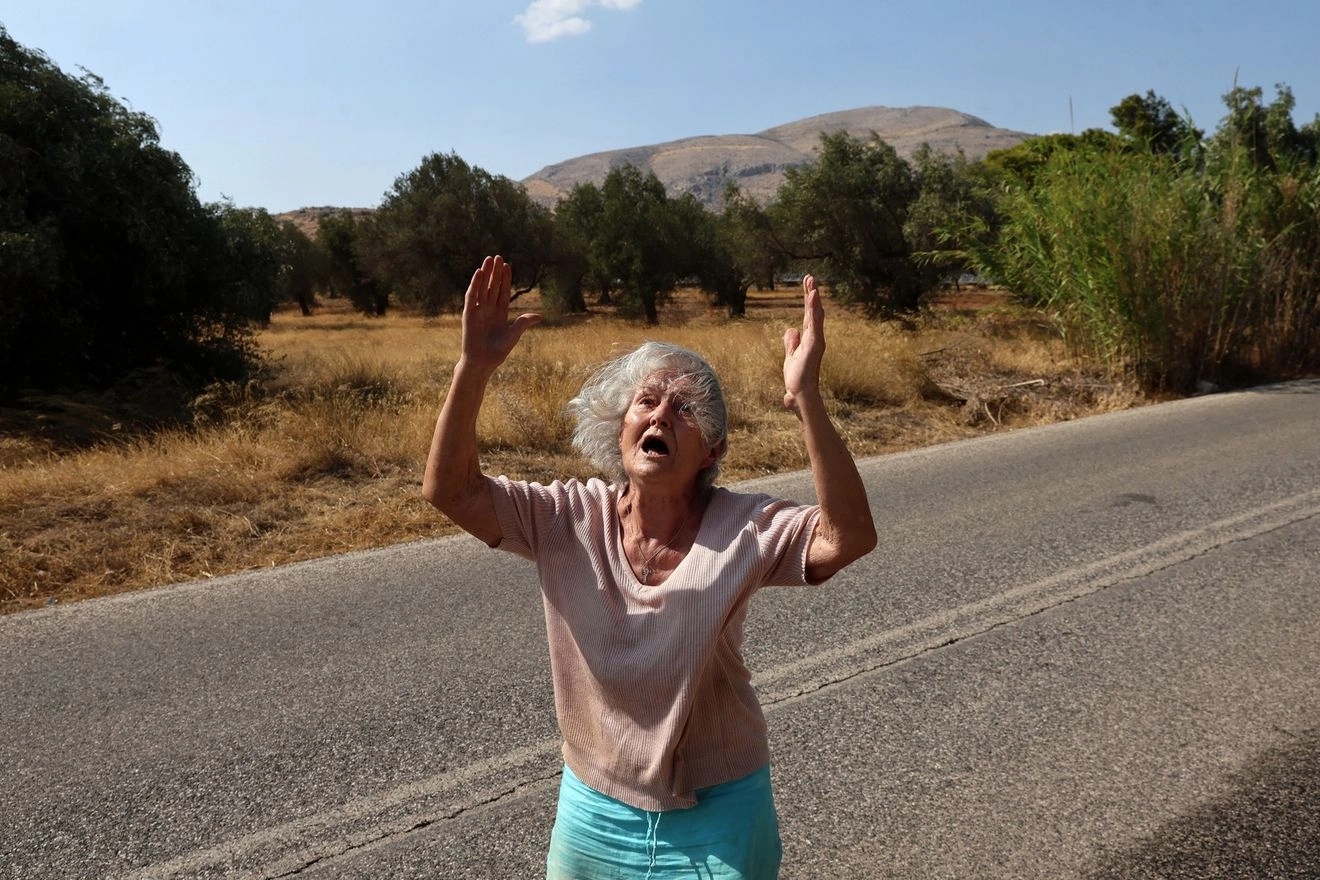 Κερατέα: Σπίτια στις φλόγες – Συγκλονιστικές εικόνες από τη φωτιά