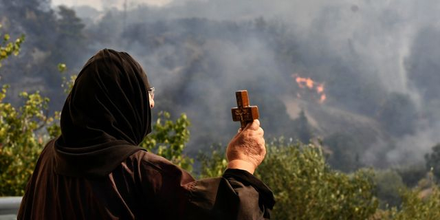 Φωτιά στην Πάτρα: Στις φλόγες το γυναικείο μοναστήρι του Αγίου Νικολάου