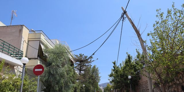 Υμηττός: Ο αέρας έσπασε τσιμεντένια κολώνα ηλεκτροδότησης