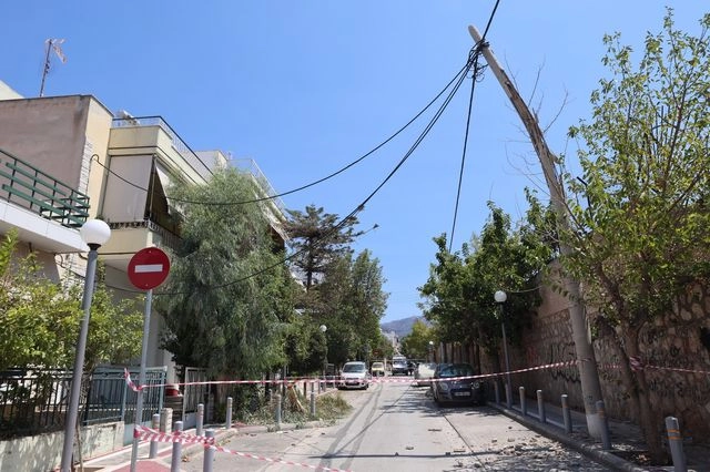 Υμηττός: Ο αέρας έσπασε τσιμεντένια κολώνα ηλεκτροδότησης