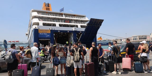 Τουρισμός 2.0: Χάος στο λιμάνι του Πειραιά – “Μπαλάκι” οι επιβάτες