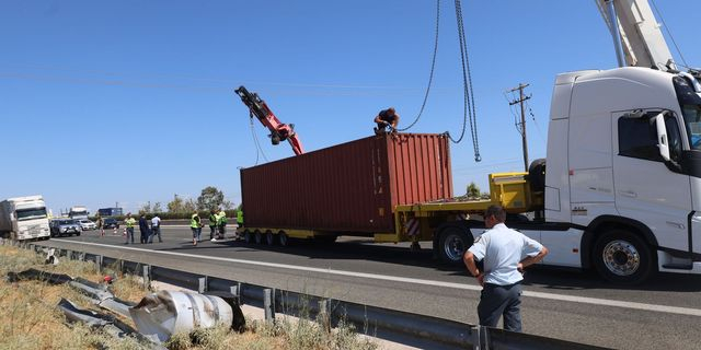 Εκτροπή φορτηγού στην Αθηνών-Κορίνθου: Αποκαταστάθηκε πλήρως η κυκλοφορία