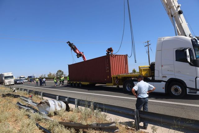 Εκτροπή φορτηγού στην Αθηνών-Κορίνθου: Αποκαταστάθηκε πλήρως η κυκλοφορία