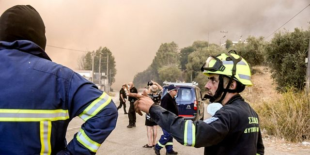 ΣΥΡΙΖΑ για φωτιές: Η κατάσβεση δεν μπορεί να στηρίζεται μόνο σε ήρωες πυροσβέστες