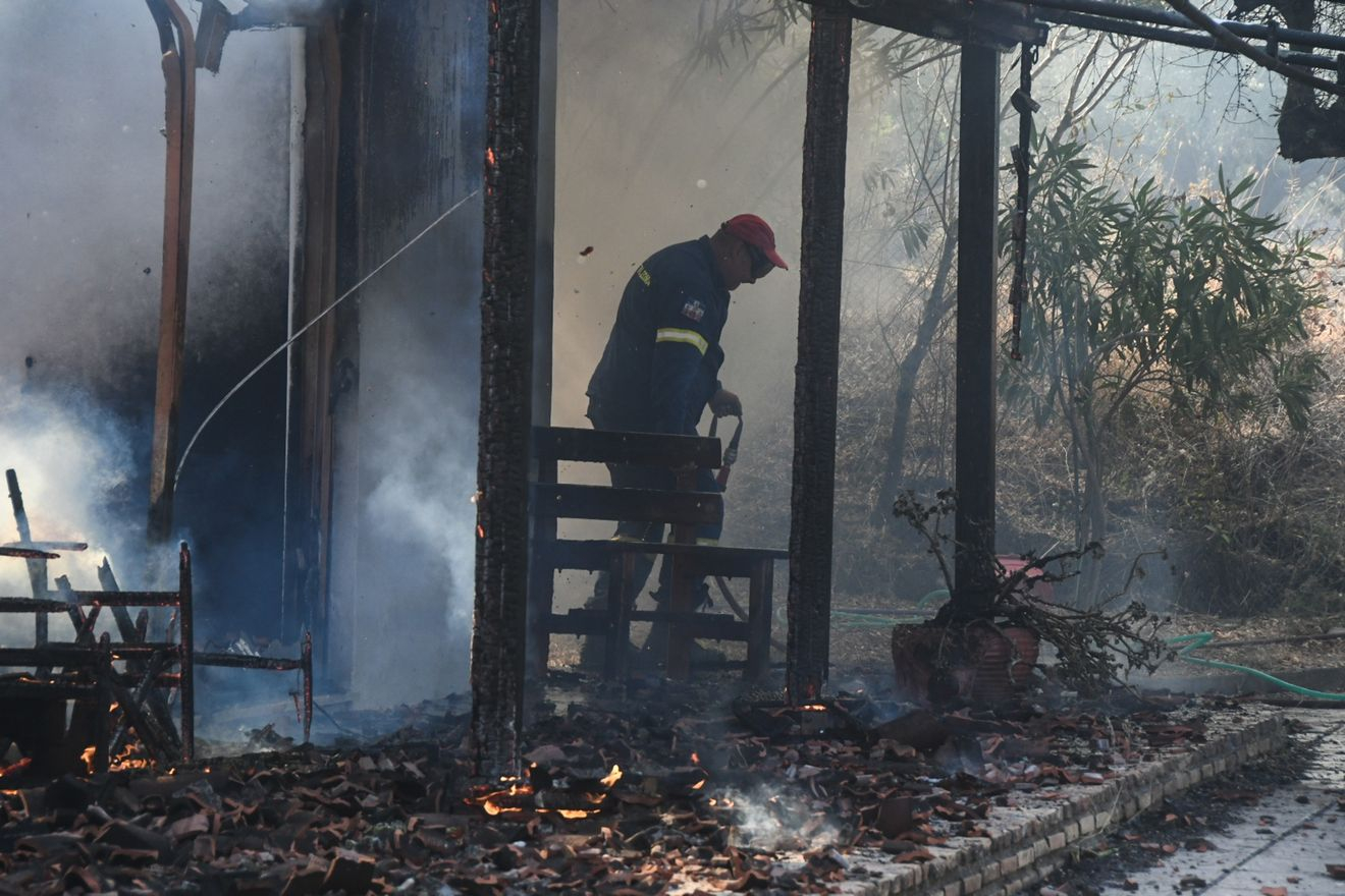 Δεύτερη ημέρα της πυρκαγιάς στην Αχαΐα