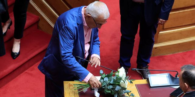 Συγκίνηση στη Βουλή: Ενός λεπτού σιγή για τον Απόστολο Βεσυρόπουλο