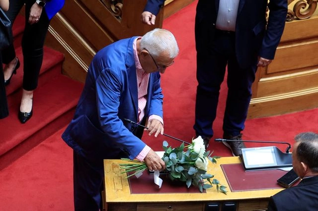 Συγκίνηση στη Βουλή: Ενός λεπτού σιγή για τον Απόστολο Βεσυρόπουλο
