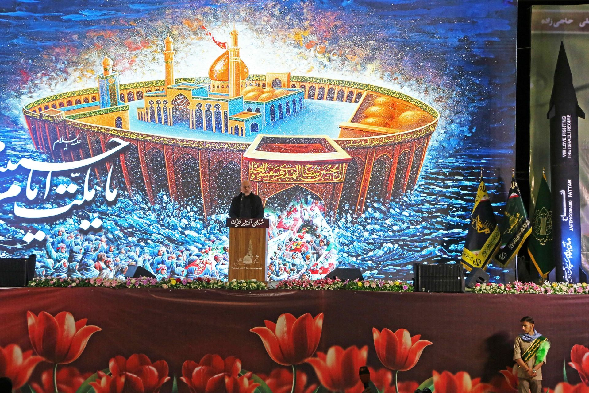 Ο Πρόεδρος του Ιρανικού Κοινοβουλίου, Μοχάμεντ Μπαγκέρ Γκαλιμπάφ, απευθύνεται σε πενθούντες στην Τεχεράνη τον περασμένο μήνα κατά τη διάρκεια επιμνημόσυνης δέησης για τους Ιρανούς πυρηνικούς επιστήμονες που σκοτώθηκαν σε ισραηλινές επιθέσεις τον Ιούνιο