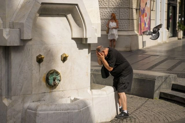 Άνδρας ρίχνε νρό στο πρόσωπο του λόγω της υψηλής θερμοκρασία (αρχείο)