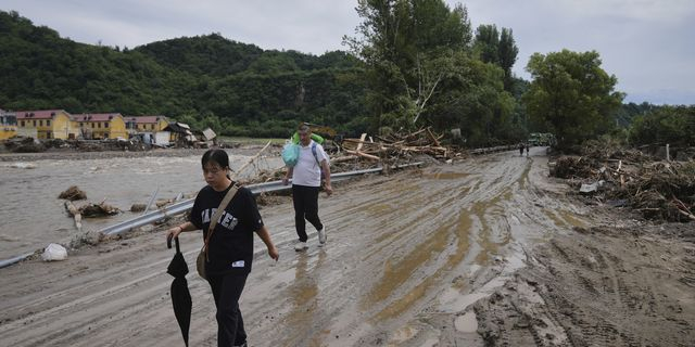 Χαλασμένος δρόμος από πλημμύρες - Κίνα (αρχείο)