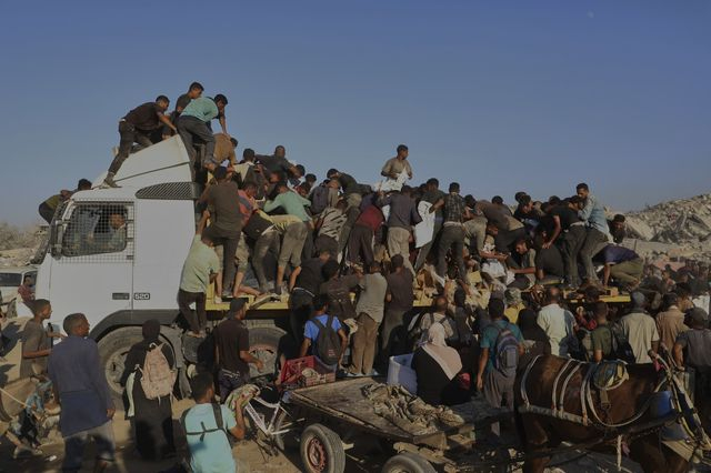 Γάζα: Ανατροπή φορτηγού με τρόφιμα μέσα σε πλήθος – 20 νεκροί