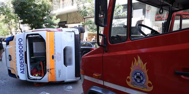 Ανατροπή ιδιωτικού ασθενοφόρου στην περιοχή του Γουδή