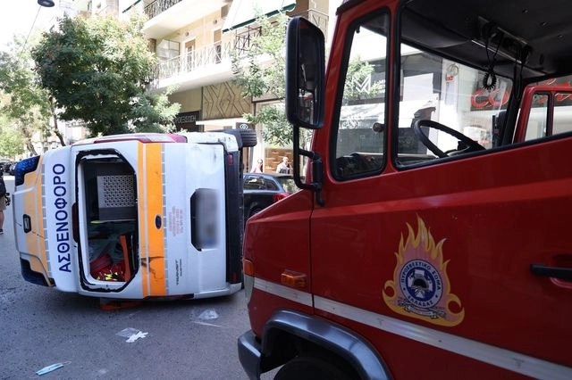 Ανατροπή ιδιωτικού ασθενοφόρου στην περιοχή του Γουδή