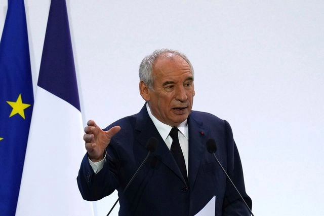 Το πολιτικό χάος στη Γαλλία οδηγεί σε αναταραχή την οικονομία