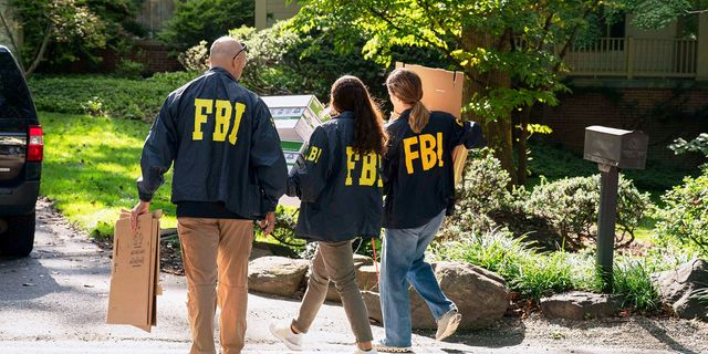 Ο Τραμπ δηλώνει άγνοια για την έφοδο του FBI στο σπίτι του Μπόλτον – Τον αποκάλεσε “κάθαρμα”