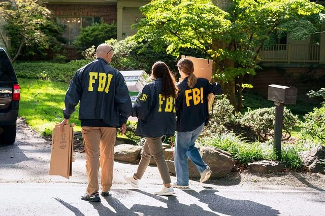 Ο Τραμπ δηλώνει άγνοια για την έφοδο του FBI στο σπίτι του Μπόλτον – Τον αποκάλεσε “κάθαρμα”