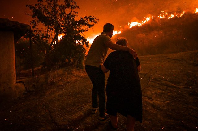 Σε ύφεση η φωτιά στην Αρχαία Ολυμπία – Τεράστια καταστροφή