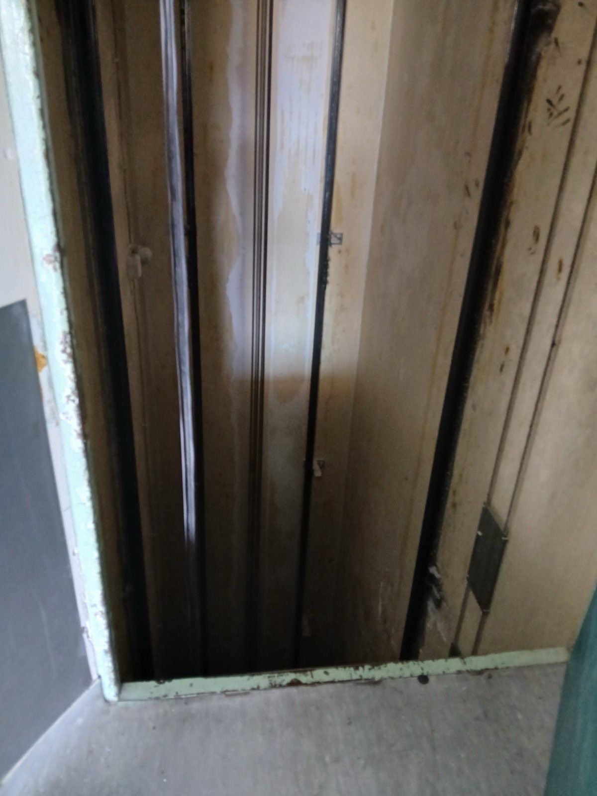 Λίγα δευτερόλεπτα μετά την πτώση του ασανσέρ στο «Γεννηματάς» φαίνεται το κενό φρεάτιο 